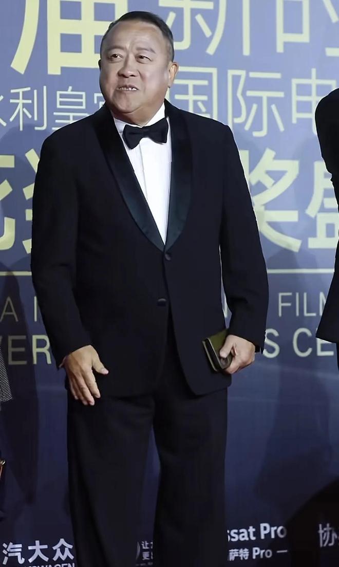 嚼口香糖与金沙总裁骑旋转木马挺幼稚尊龙凯时曾志伟澳门参加电影节台上(图6)