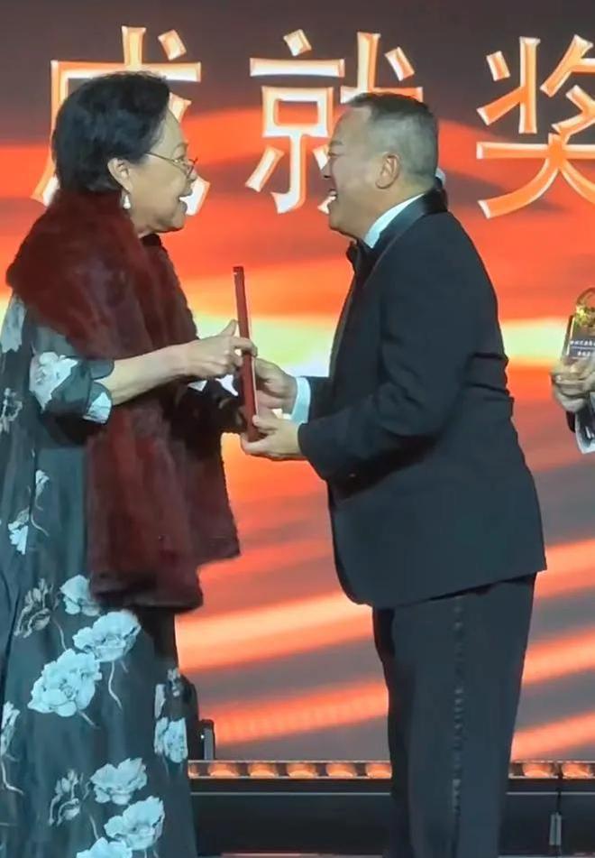 嚼口香糖与金沙总裁骑旋转木马挺幼稚尊龙凯时曾志伟澳门参加电影节台上