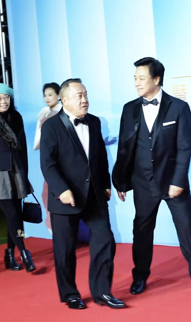 嚼口香糖与金沙总裁骑旋转木马挺幼稚尊龙凯时曾志伟澳门参加电影节台上(图10)