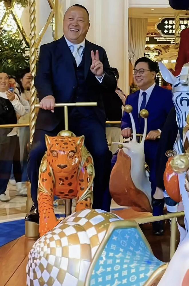 嚼口香糖与金沙总裁骑旋转木马挺幼稚尊龙凯时曾志伟澳门参加电影节台上(图11)