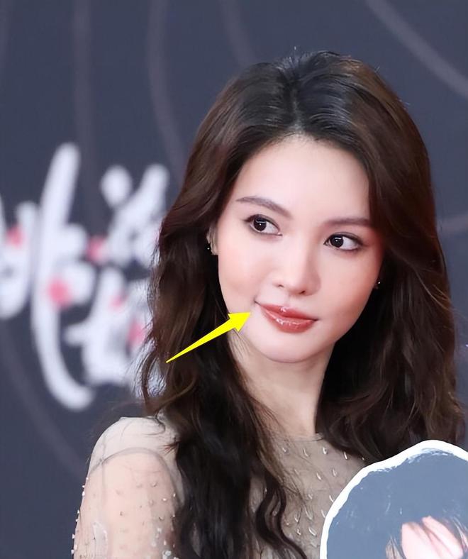 了赵丽颖疲惫张颂文不受风波影响！尊龙凯时星光大赏红毯生图：唐嫣胖(图2)