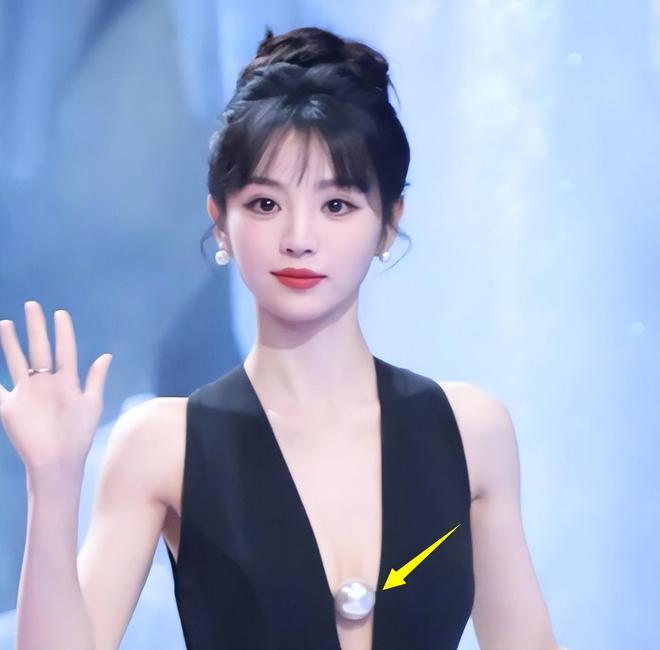 了赵丽颖疲惫张颂文不受风波影响！尊龙凯时星光大赏红毯生图：唐嫣胖(图7)