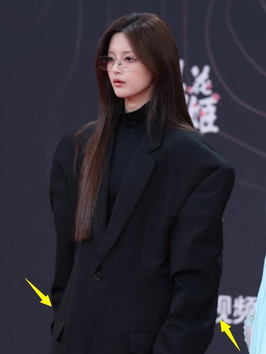 了赵丽颖疲惫张颂文不受风波影响！尊龙凯时星光大赏红毯生图：唐嫣胖(图15)