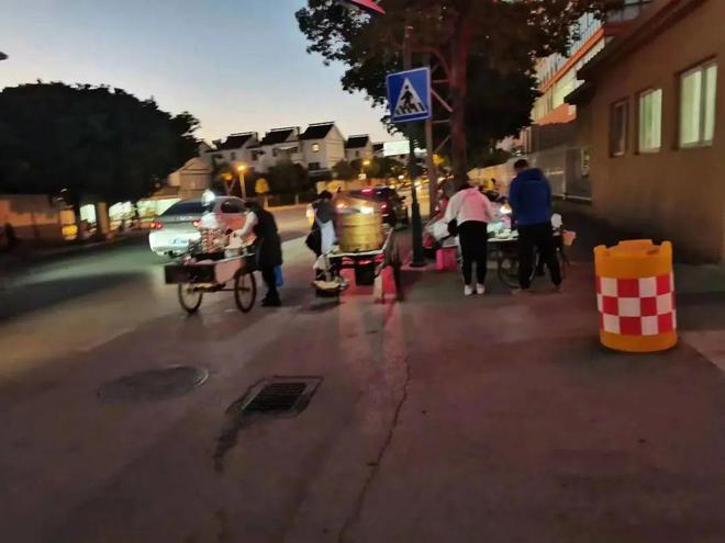 山某小区附近真实一幕被曝光！z6尊龙·中国网站闹心！唐(图2)