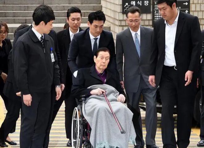 子“共享”同一女星亲兄弟为财权内斗互撕尊龙凯时app网站韩国财阀家族丑闻：父(图3)