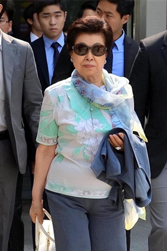 子“共享”同一女星亲兄弟为财权内斗互撕尊龙凯时app网站韩国财阀家族丑闻：父(图6)